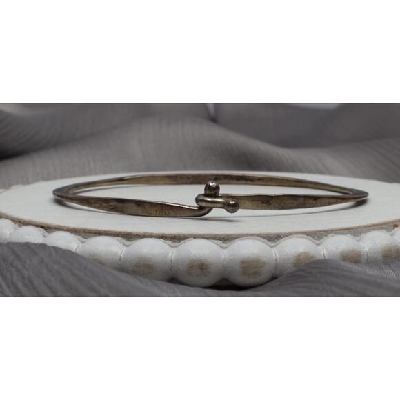 James Avery Sterling Silver Hammered Hook On Bangle Bracelet 6.55G /7in - Picture 1 of 4